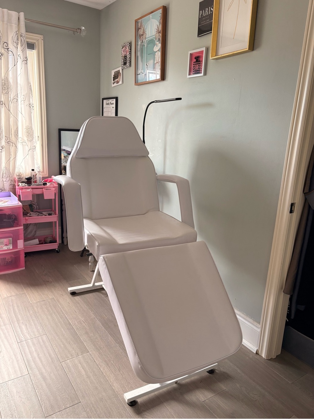 Professional White Lash & Makeup Chair - Adjustable Beauty Treatment Seat